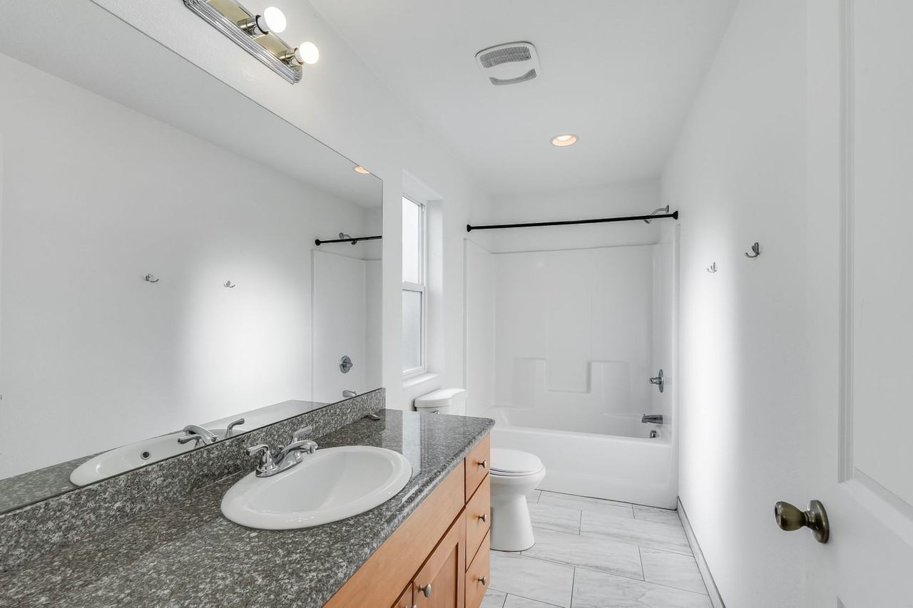 1158 Se Oak St - Photo 4 of 13