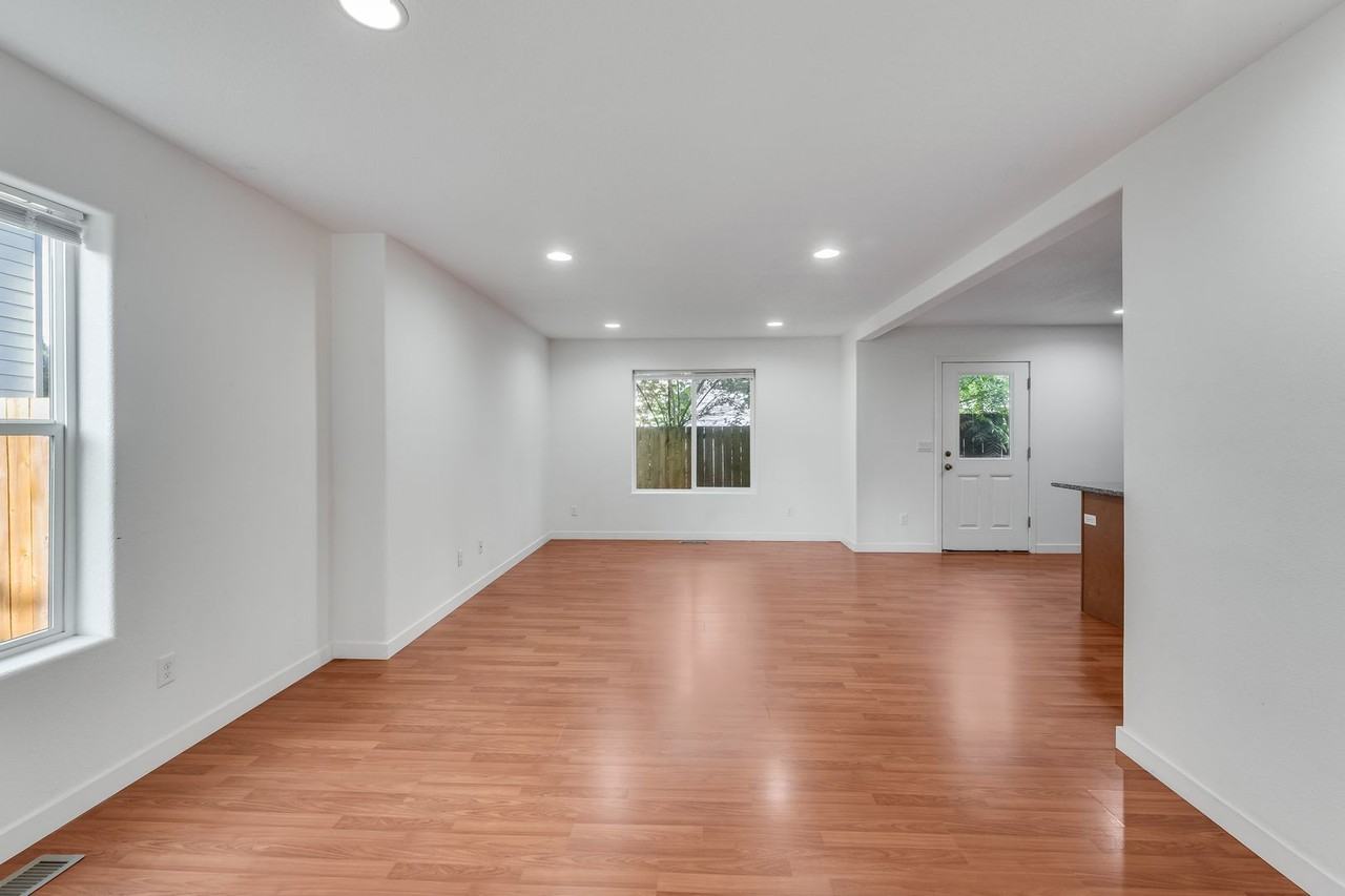 1158 Se Oak St - Photo 6 of 13