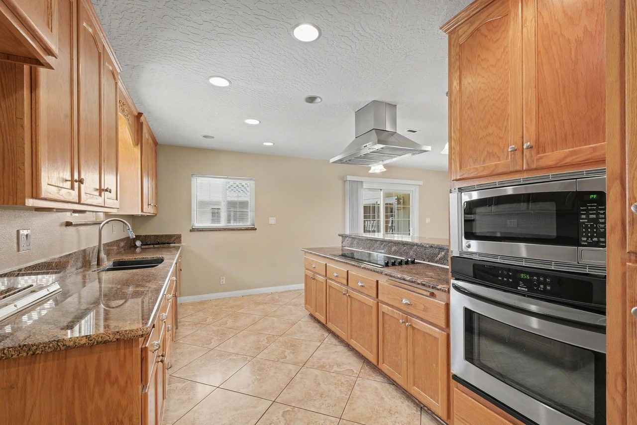 10223 19th St - Photo 3 of 12