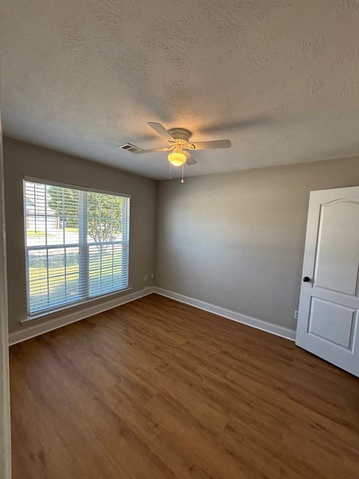 846 Bryan Cir - Photo 4 of 14
