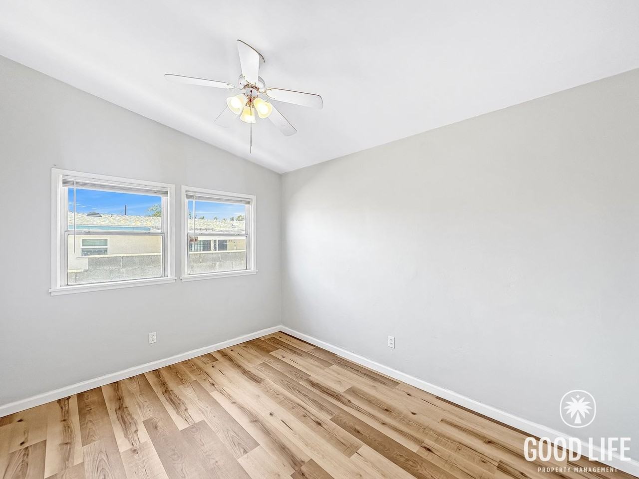 933 15th St - Photo 3 of 21