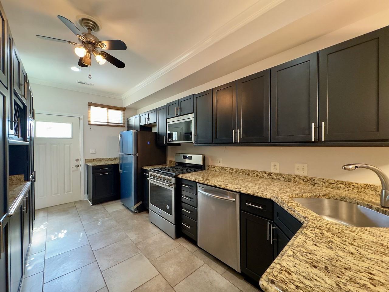 709 Scott St - Photo 5 of 30