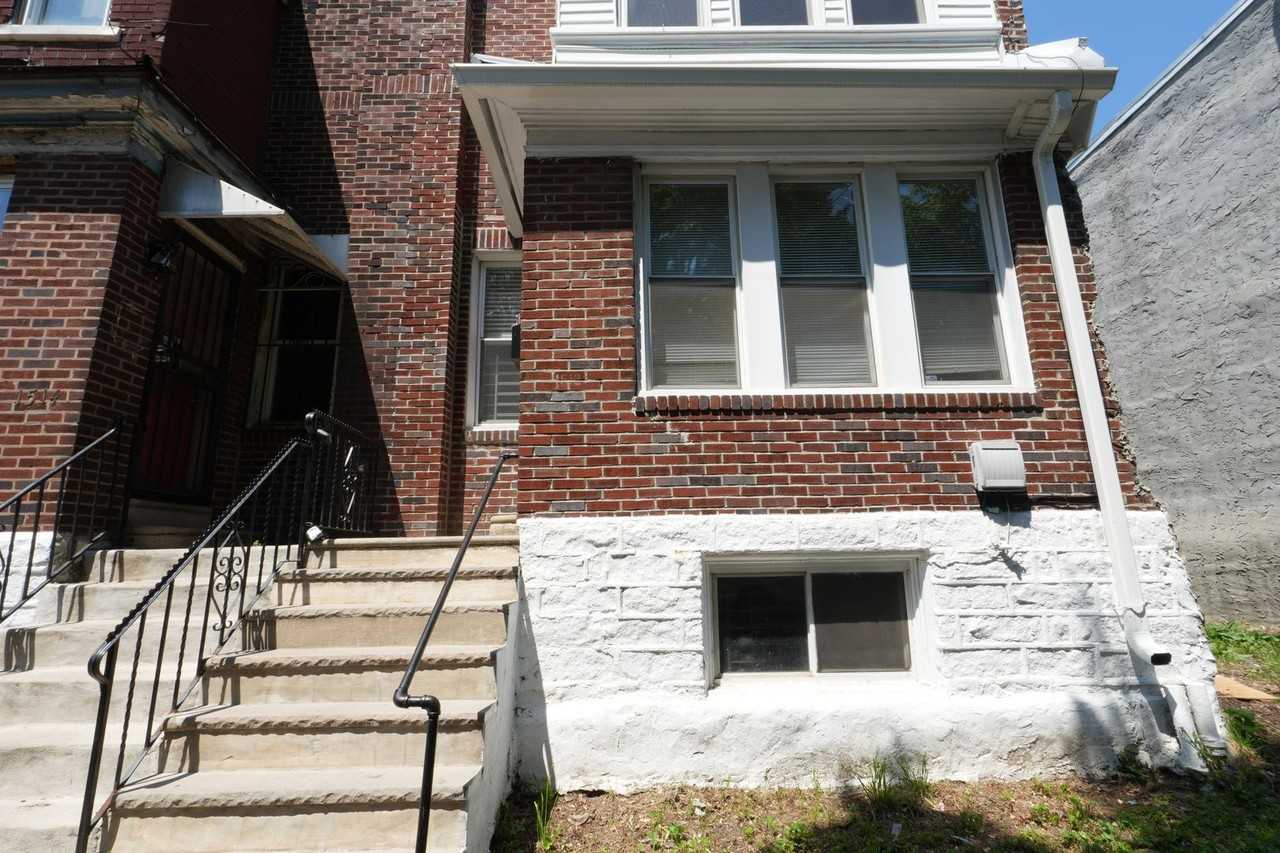 1512 S Stanley St - Photo 2 of 25