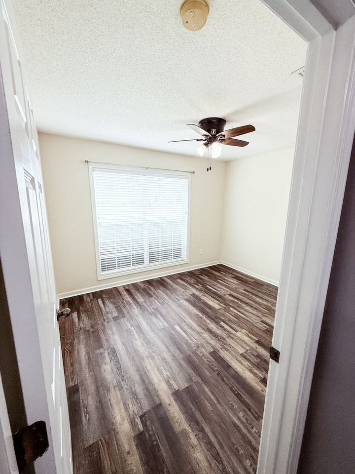 266 Windsor Garden Dr - Photo 2 of 19