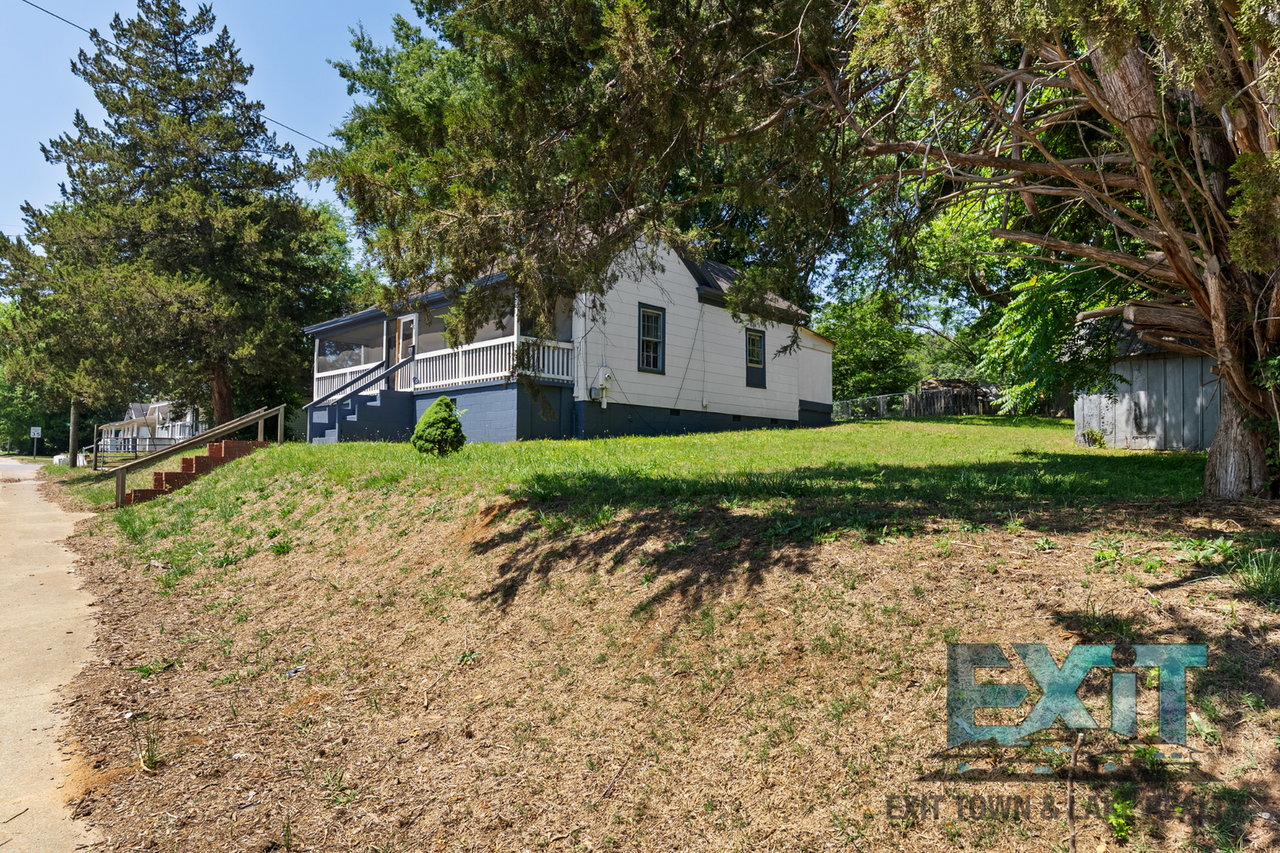 1729 Roanoke Ave - Photo 2 of 20