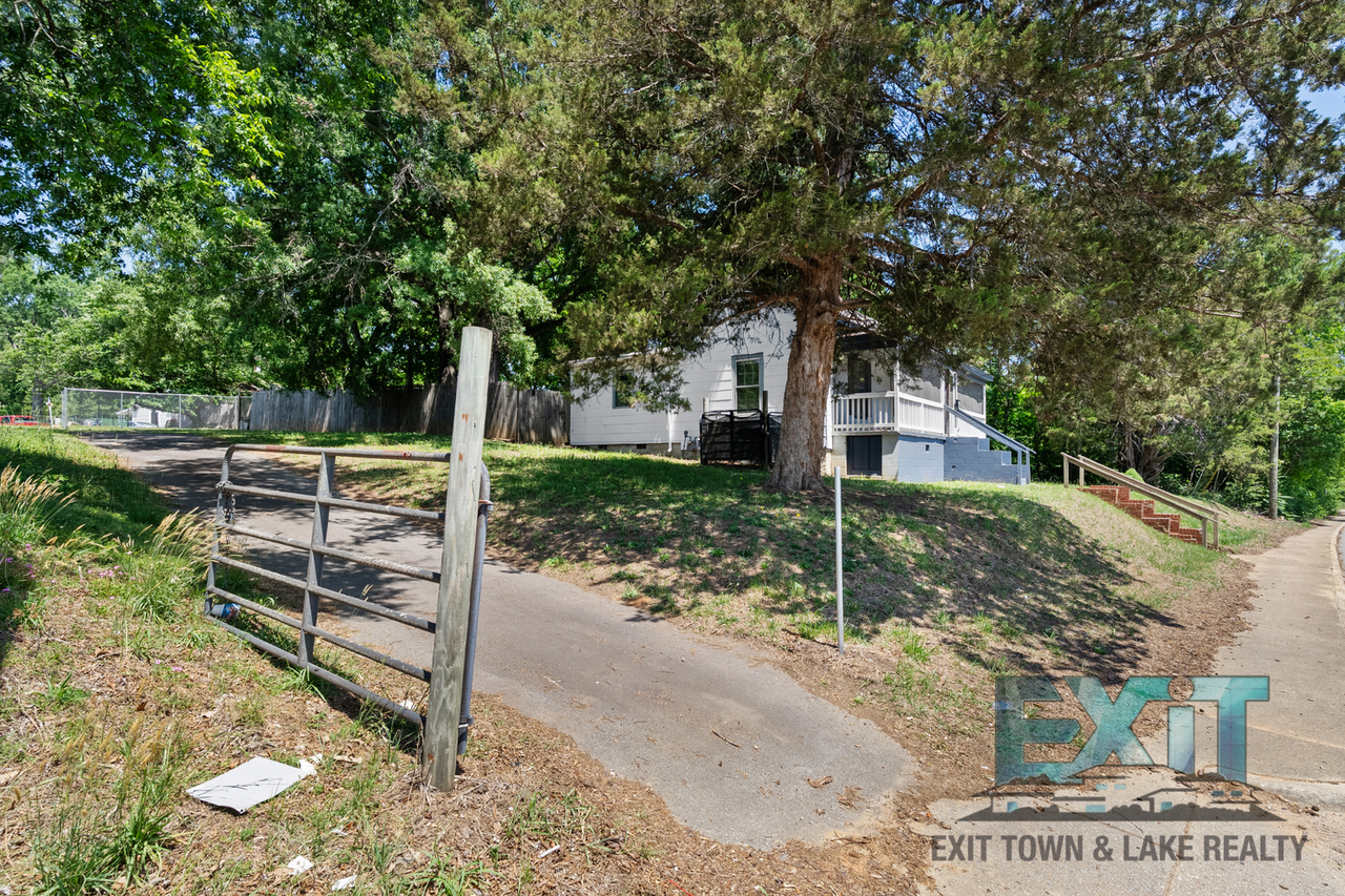 1729 Roanoke Ave - Photo 3 of 20