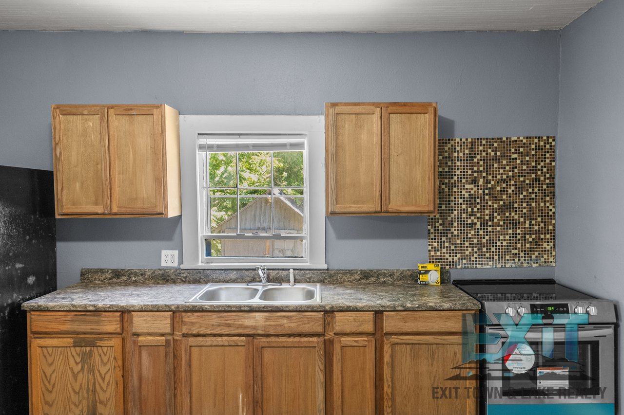 1729 Roanoke Ave - Photo 7 of 20