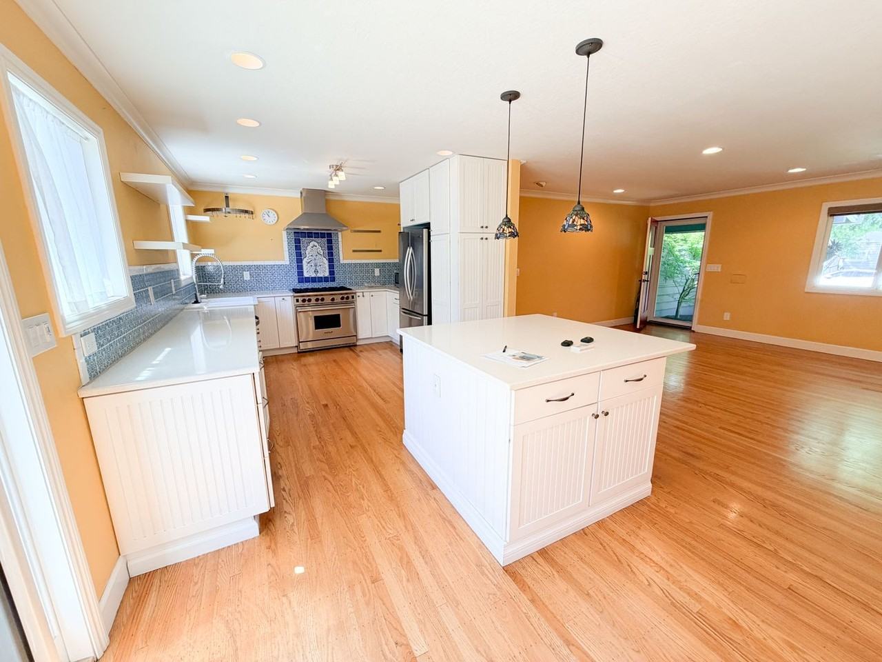 350 Burgess St - Photo 3 of 20