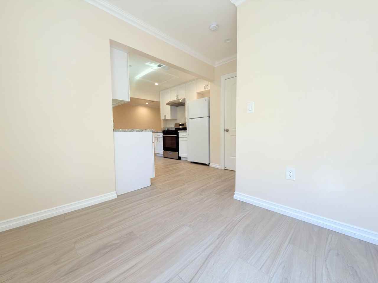 5227 Strohm Ave - Photo 4 of 15