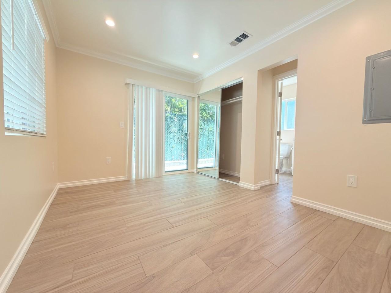 5227 Strohm Ave - Photo 6 of 15