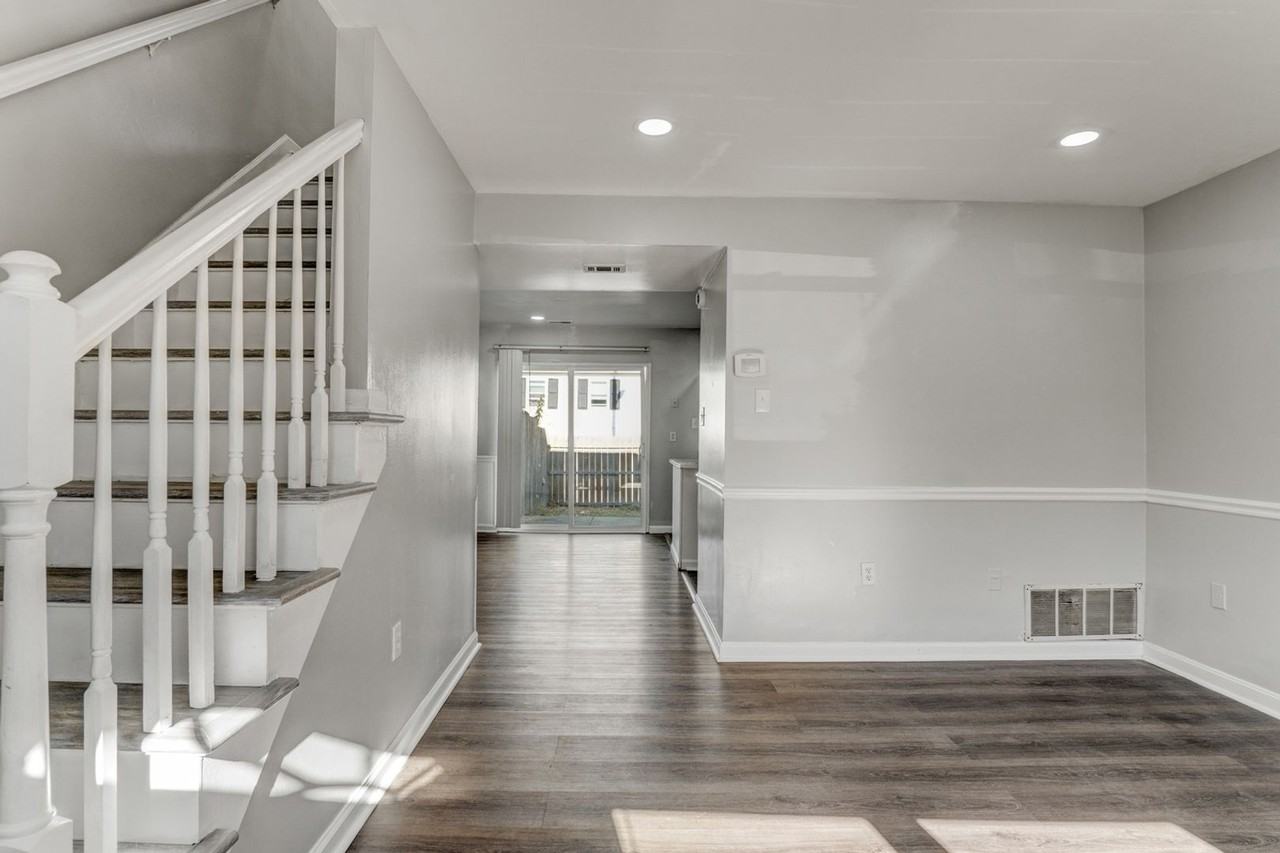 6450 Washington Sq - Photo 3 of 19
