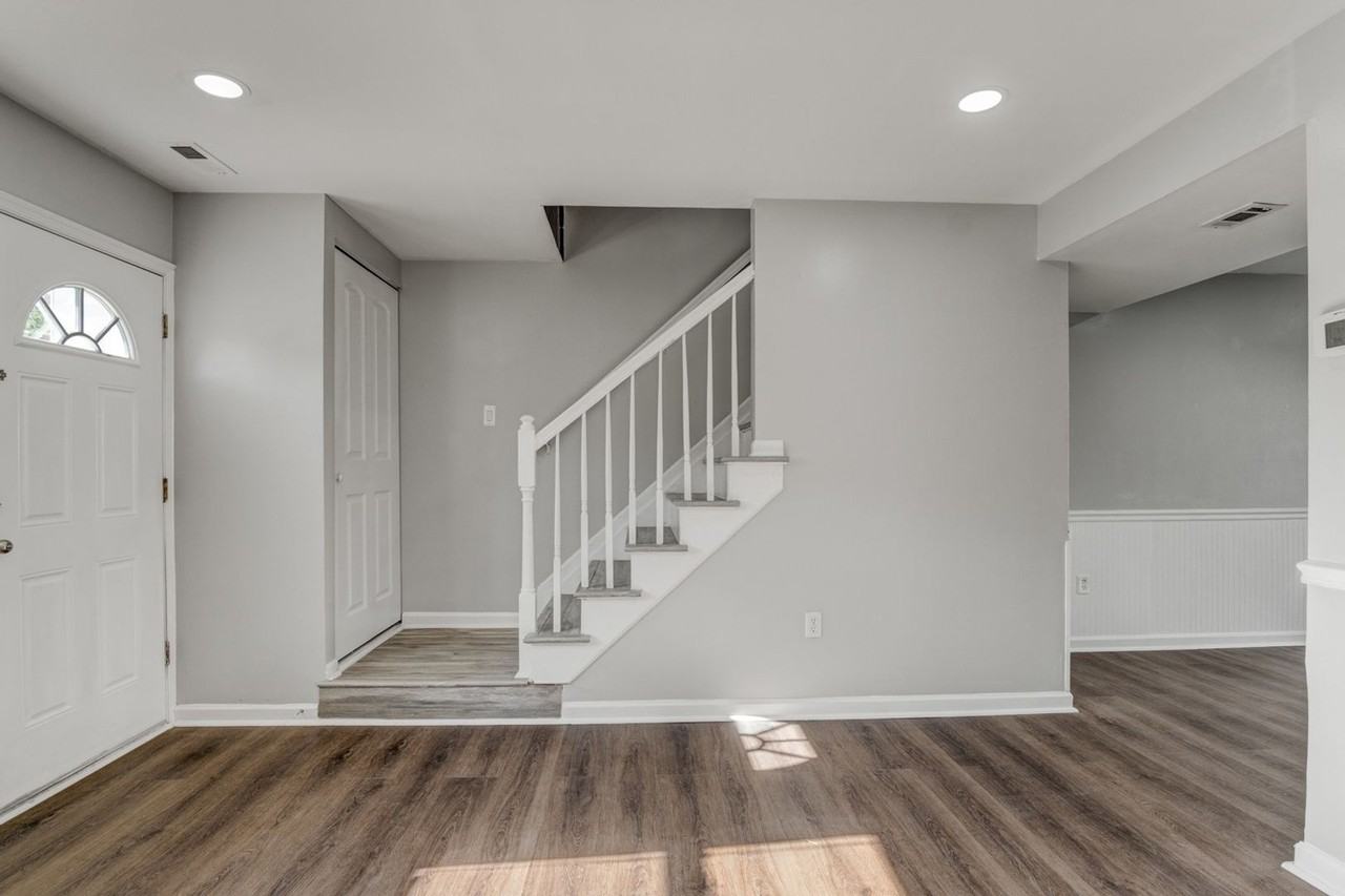 6450 Washington Sq - Photo 5 of 19