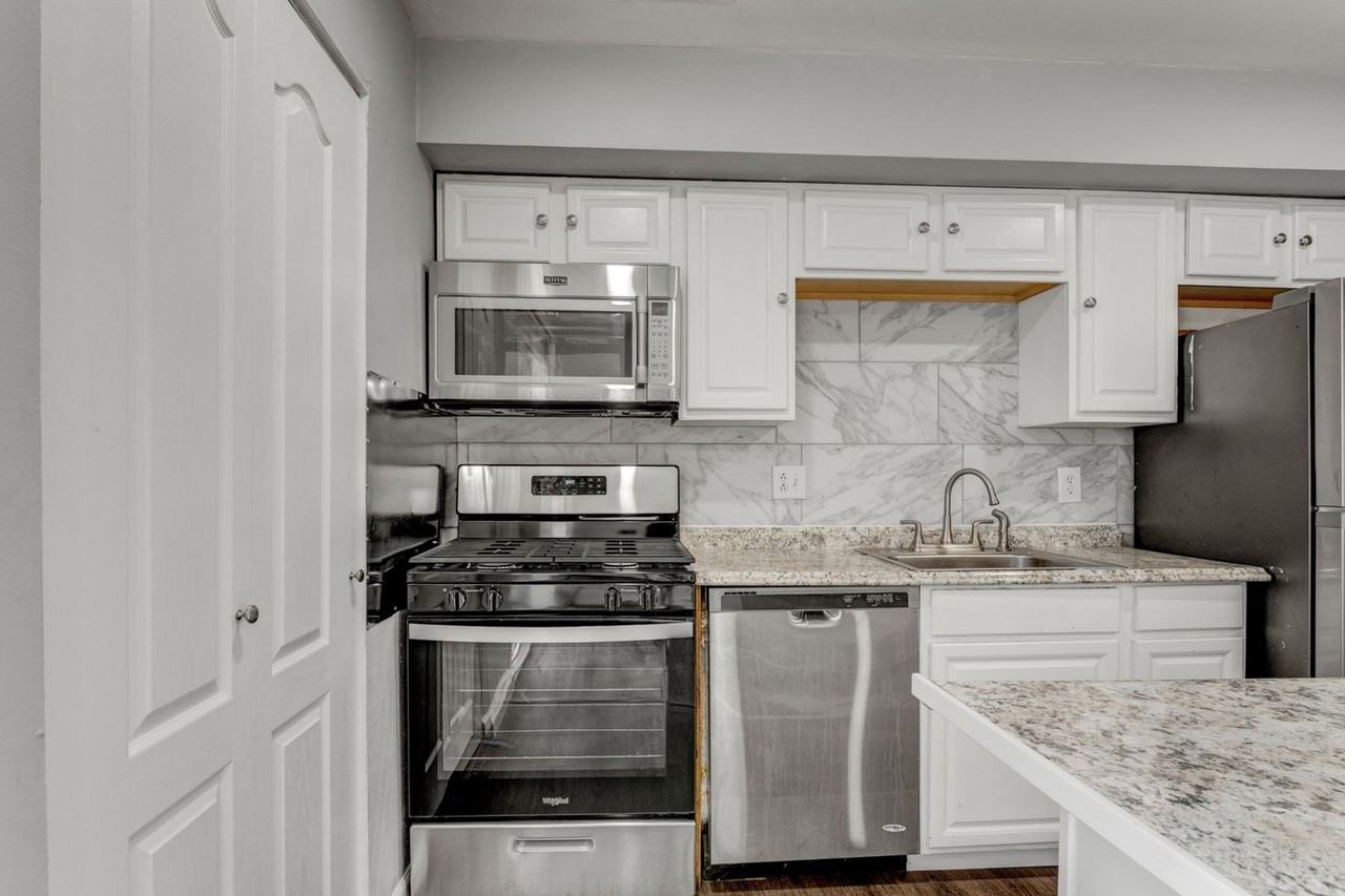 6450 Washington Sq - Photo 7 of 19