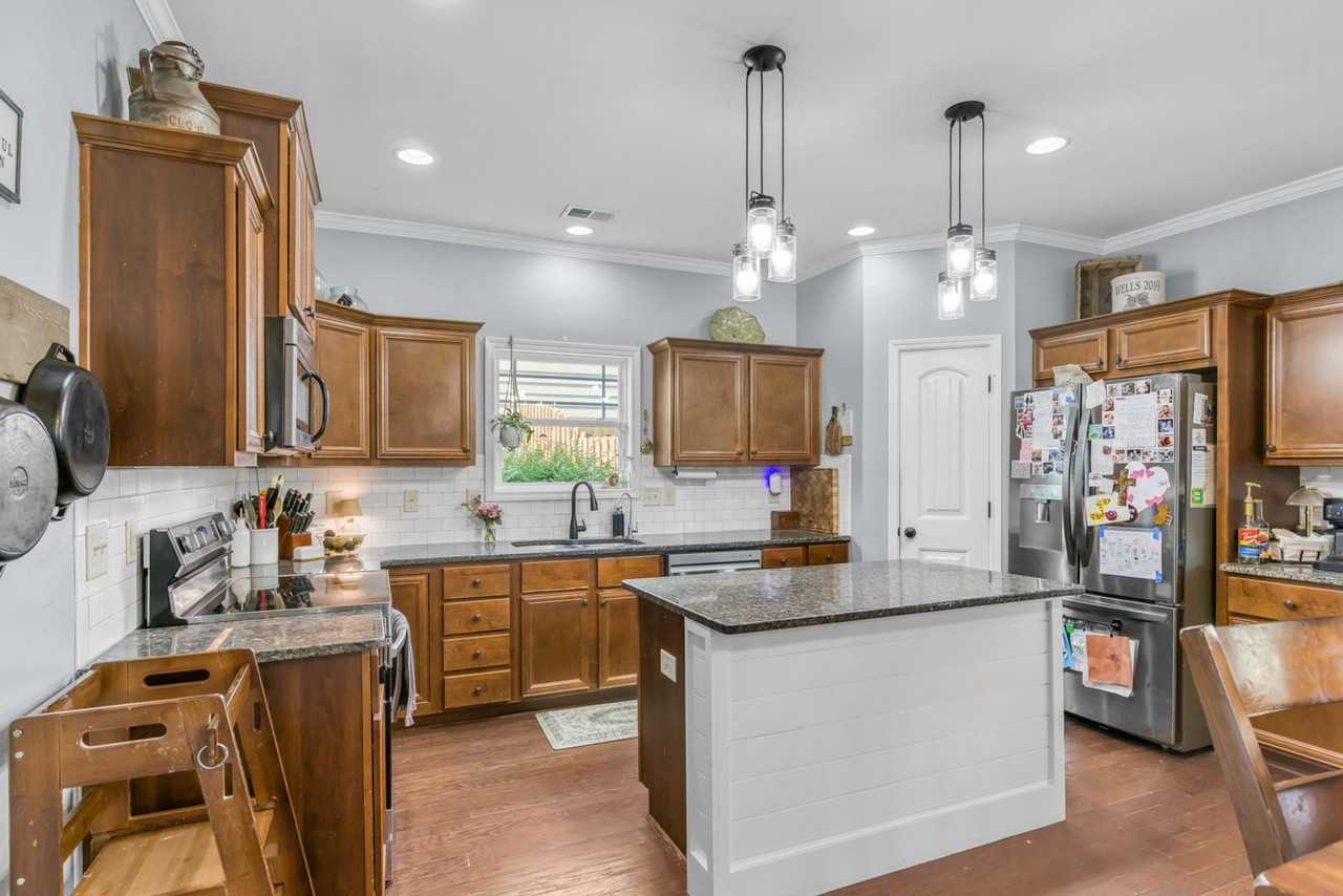 324 Frontier Cir - Photo 3 of 42