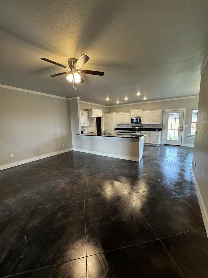 7504 Legacy Pkwy - Photo 3 of 20
