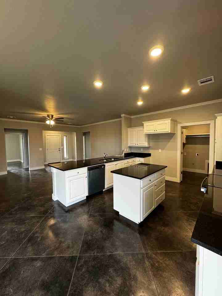 7504 Legacy Pkwy - Photo 4 of 20