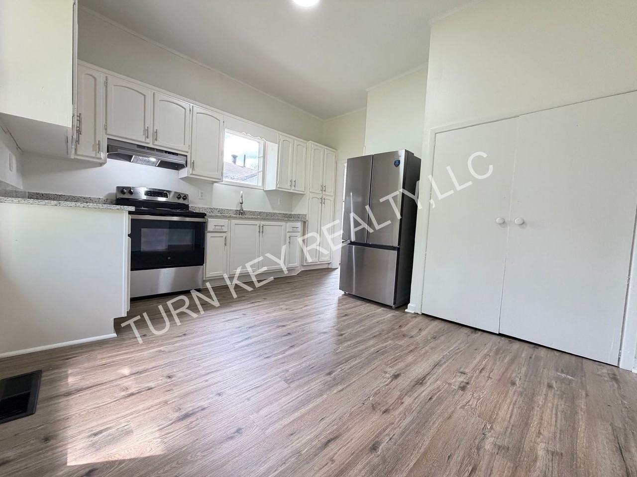 1225 Ford Ave - Photo 4 of 18