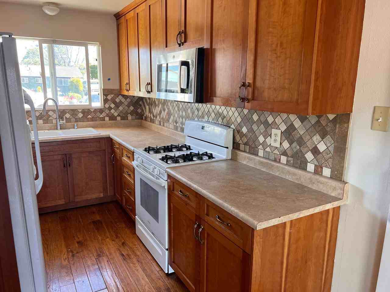 270 Allan Ave - Photo 4 of 19