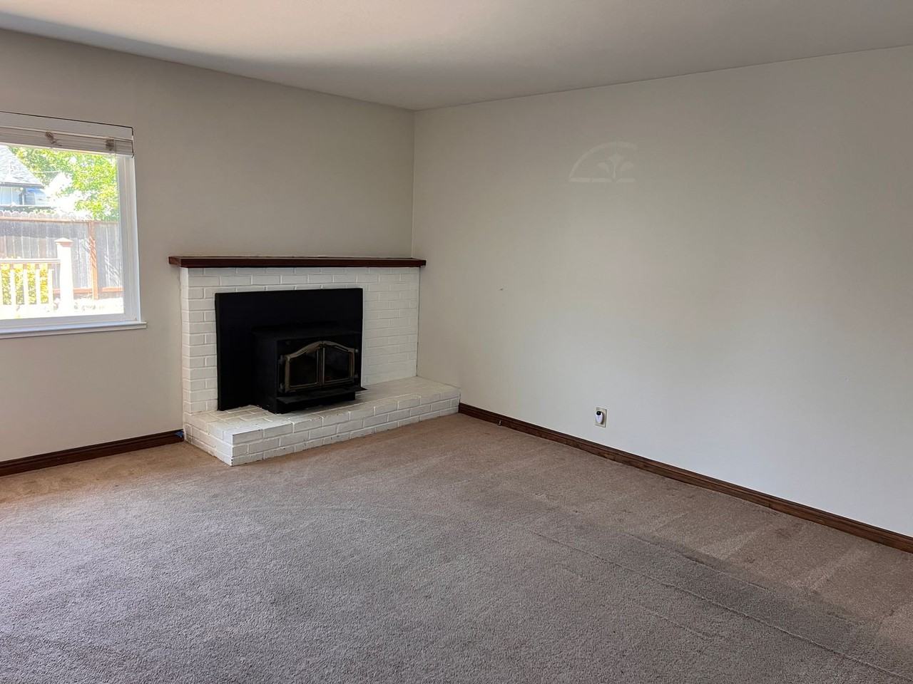 270 Allan Ave - Photo 5 of 19