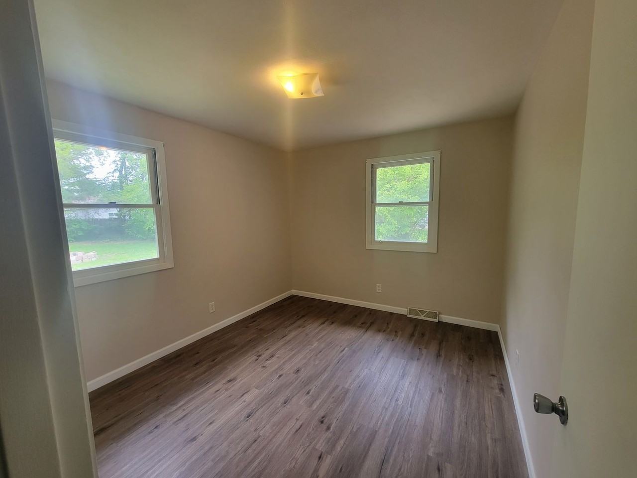 2523 W Nebraska Ave - Photo 4 of 16