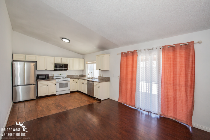 5159 Palmyra Ave - Photo 3 of 12