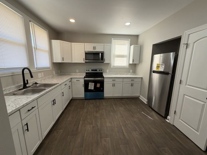 829 Green St - Photo 3 of 9