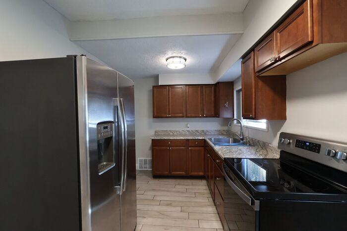 885 Brown St - Photo 4 of 18