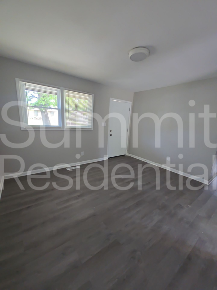 5700 E 40th St - Photo 3 of 18