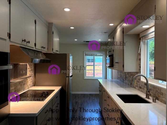 1918 Jeanette Dr - Photo 4 of 23