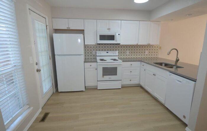 3717 N Saint Charles St - Photo 7 of 15