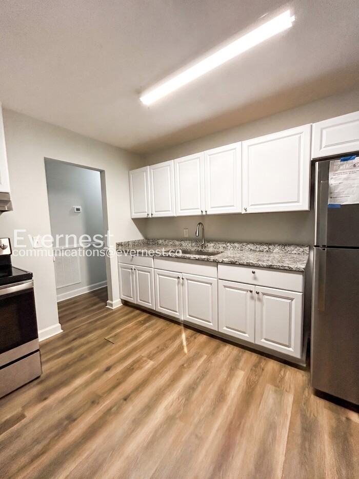203 Pinetree Dr - Photo 4 of 45