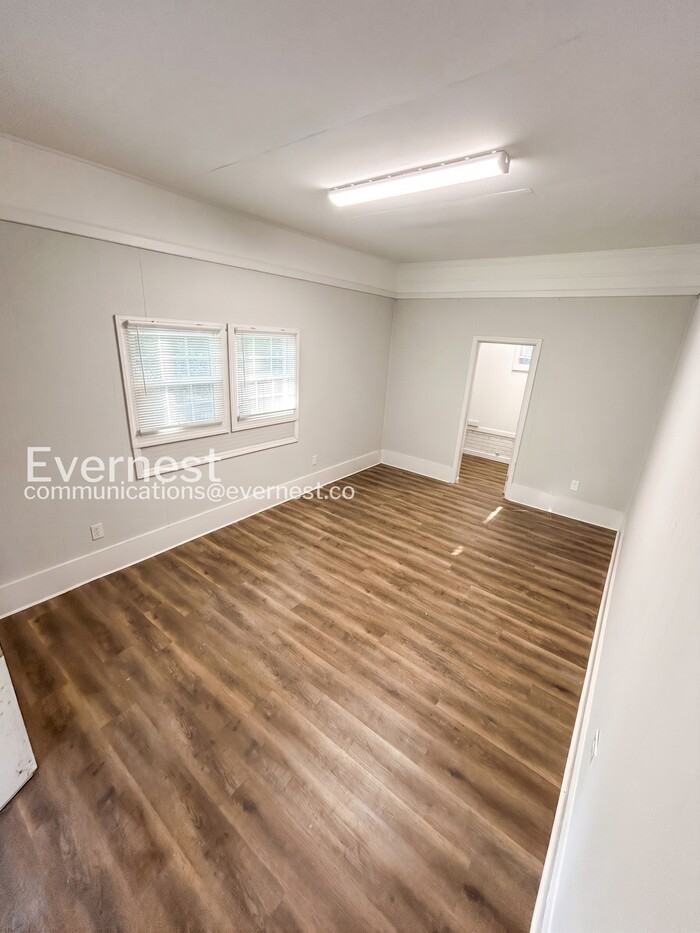 203 Pinetree Dr - Photo 4 of 22