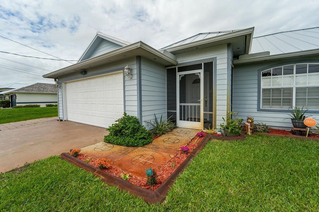 2366 Sw Alminar St #NA - Photo 2 of 24