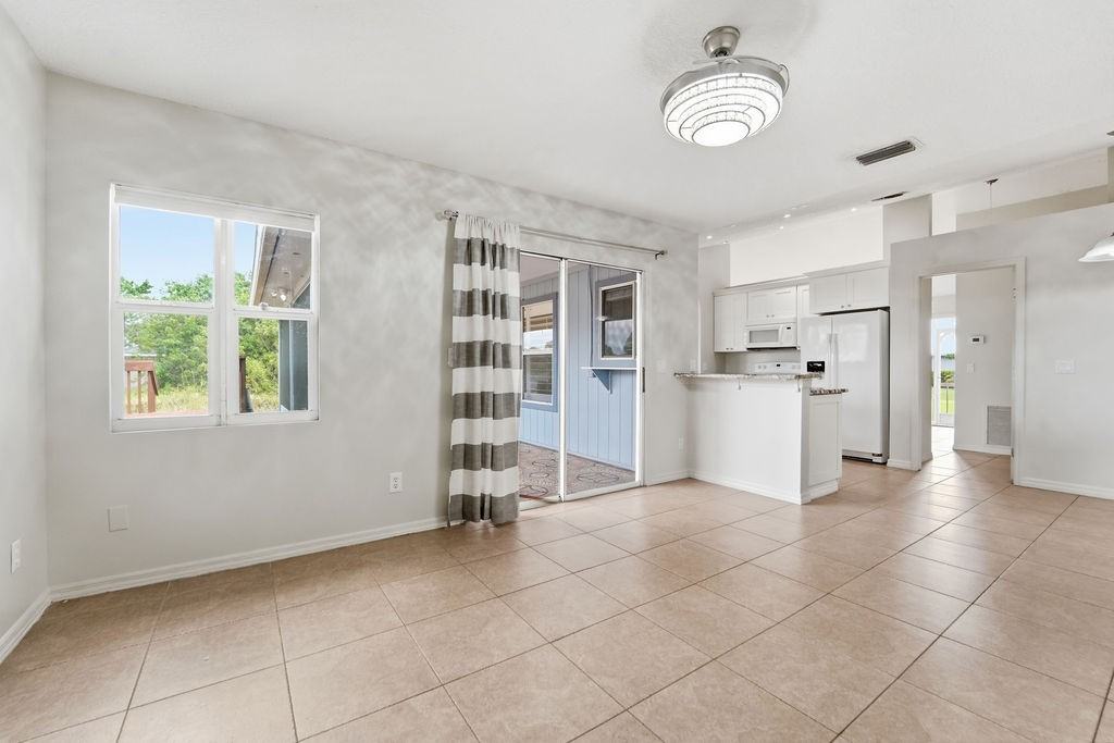2366 Sw Alminar St #NA - Photo 7 of 24