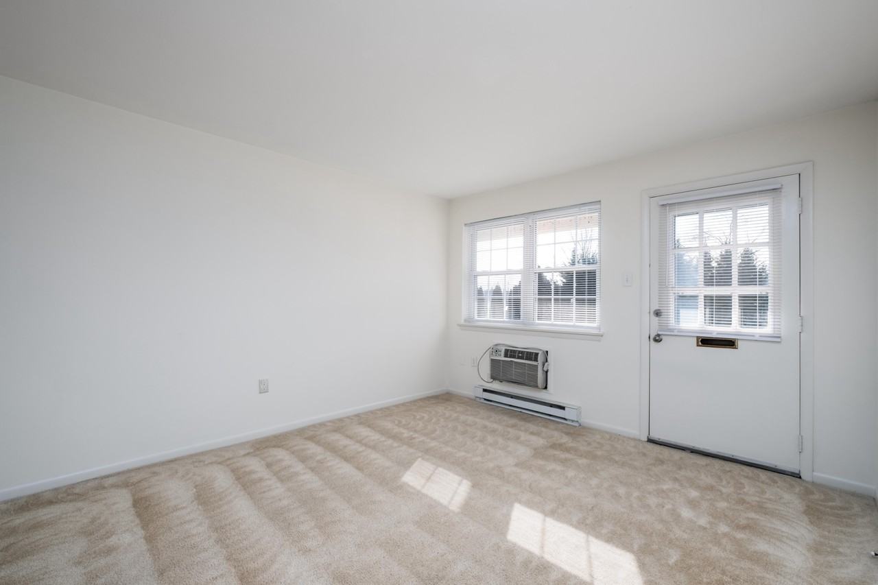 320 College Manor Ave Apt 5 #320-5 - Photo 4 of 11