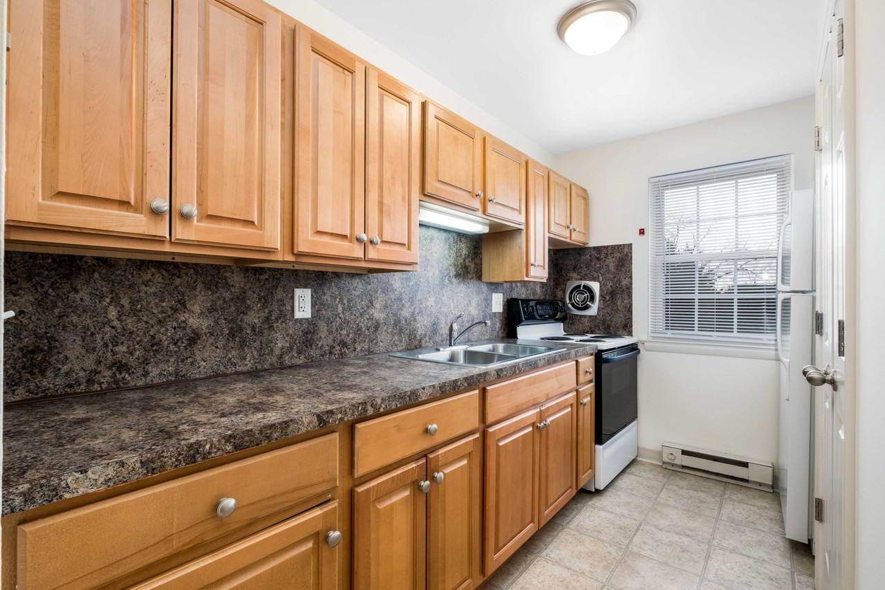 320 College Manor Ave Apt 5 #320-5 - Photo 6 of 11