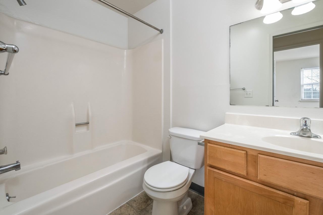 320 College Manor Ave Apt 5 #320-5 - Photo 7 of 11