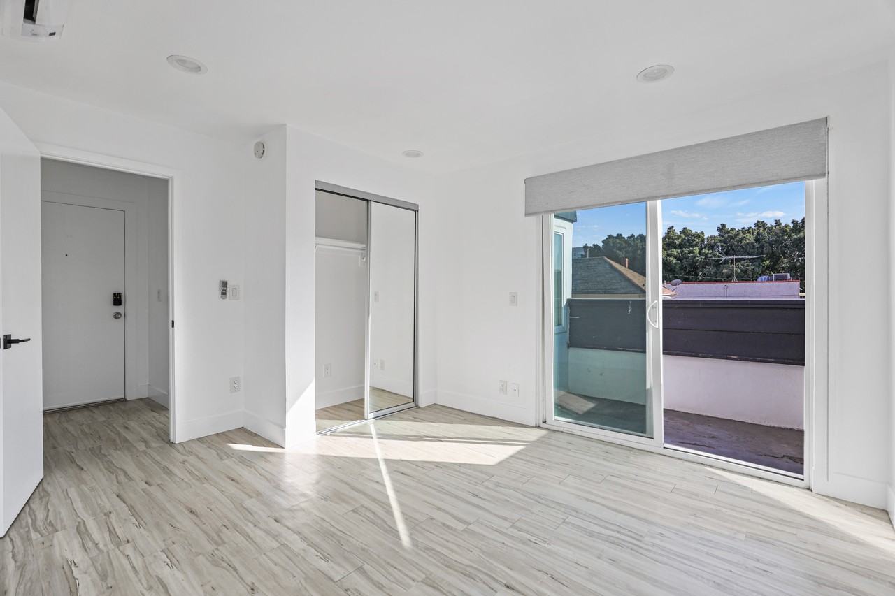 850 North Van Ness Avenue #4 - Photo 7 of 27