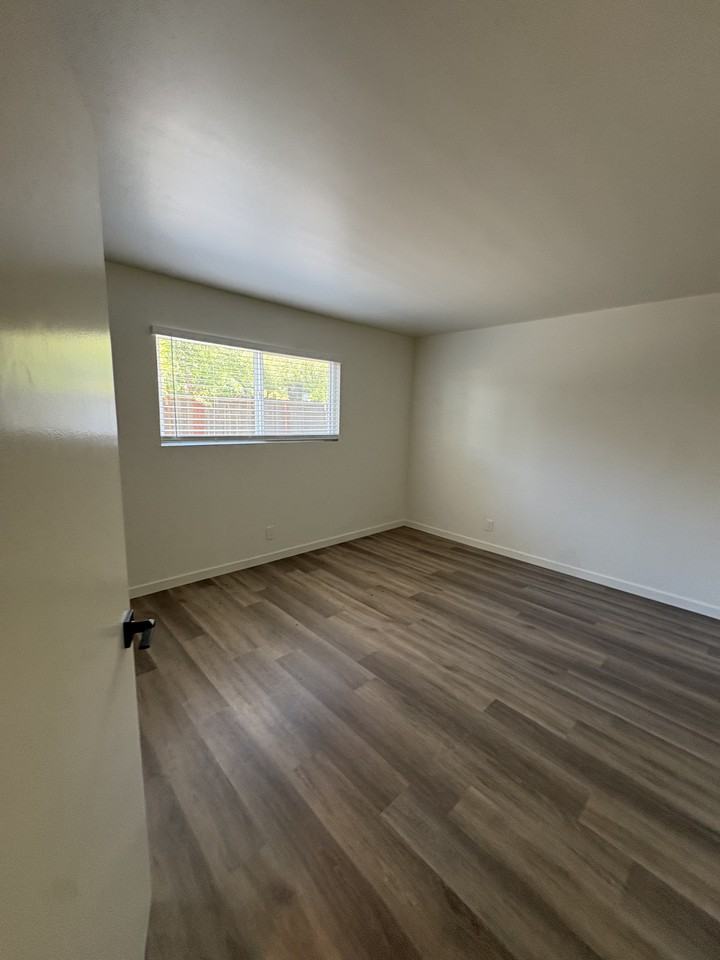 516 E Oak St #516B - Photo 2 of 10