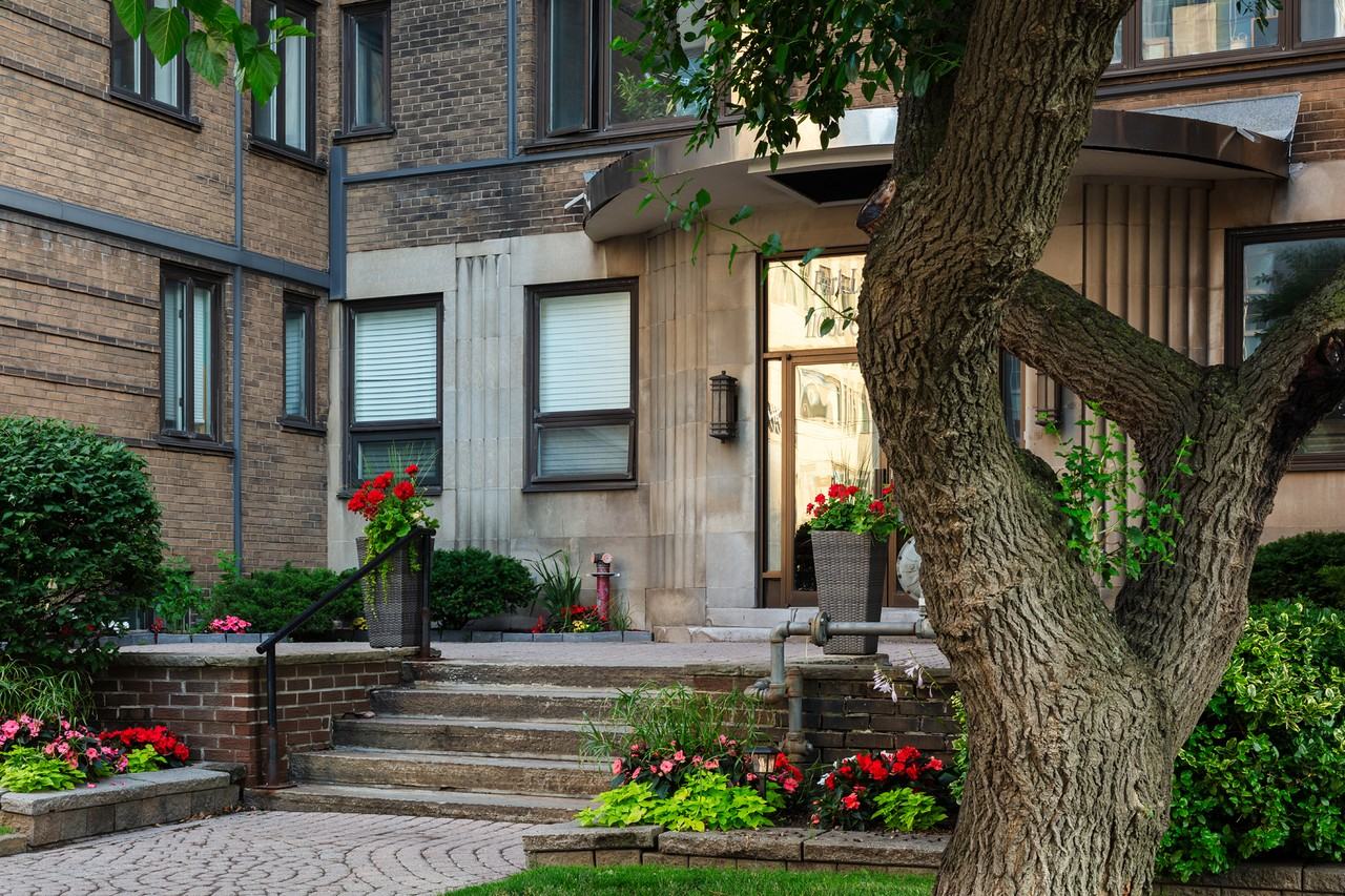 110 St. Clair Avenue W - Photo 4 of 39