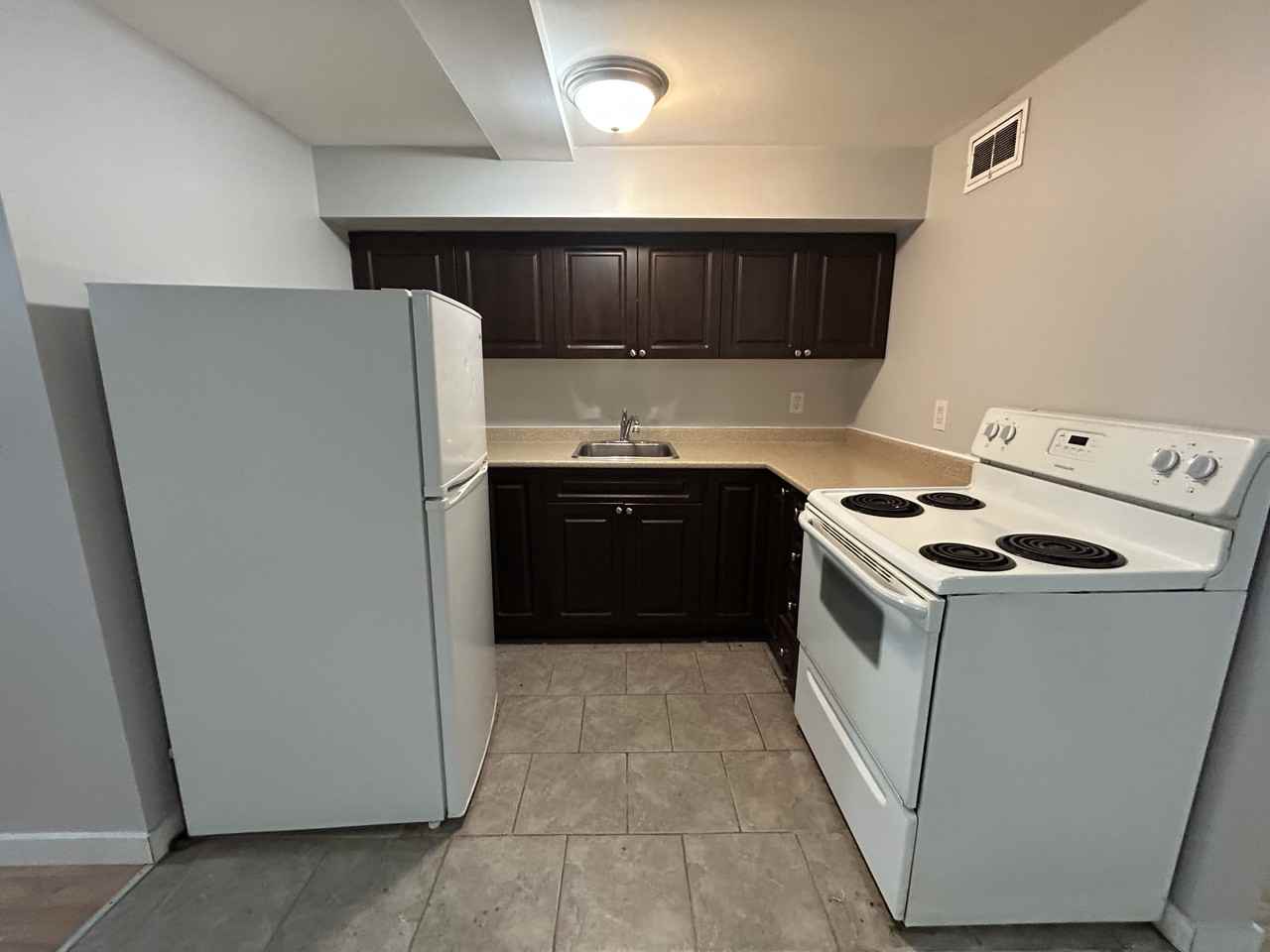 499 Osborne St - Photo 2 of 11