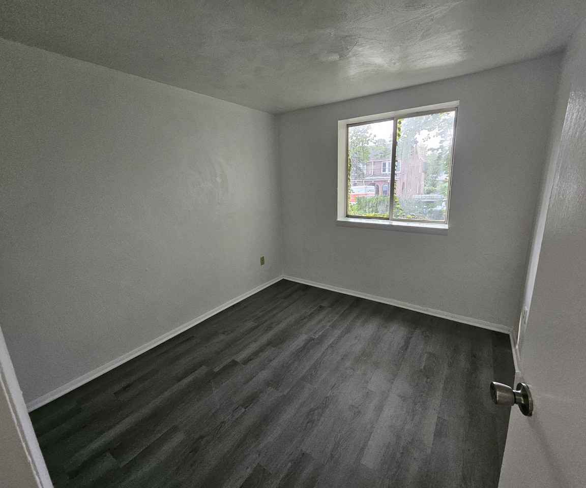 1023 Wallace Ave #4 - Photo 2 of 10