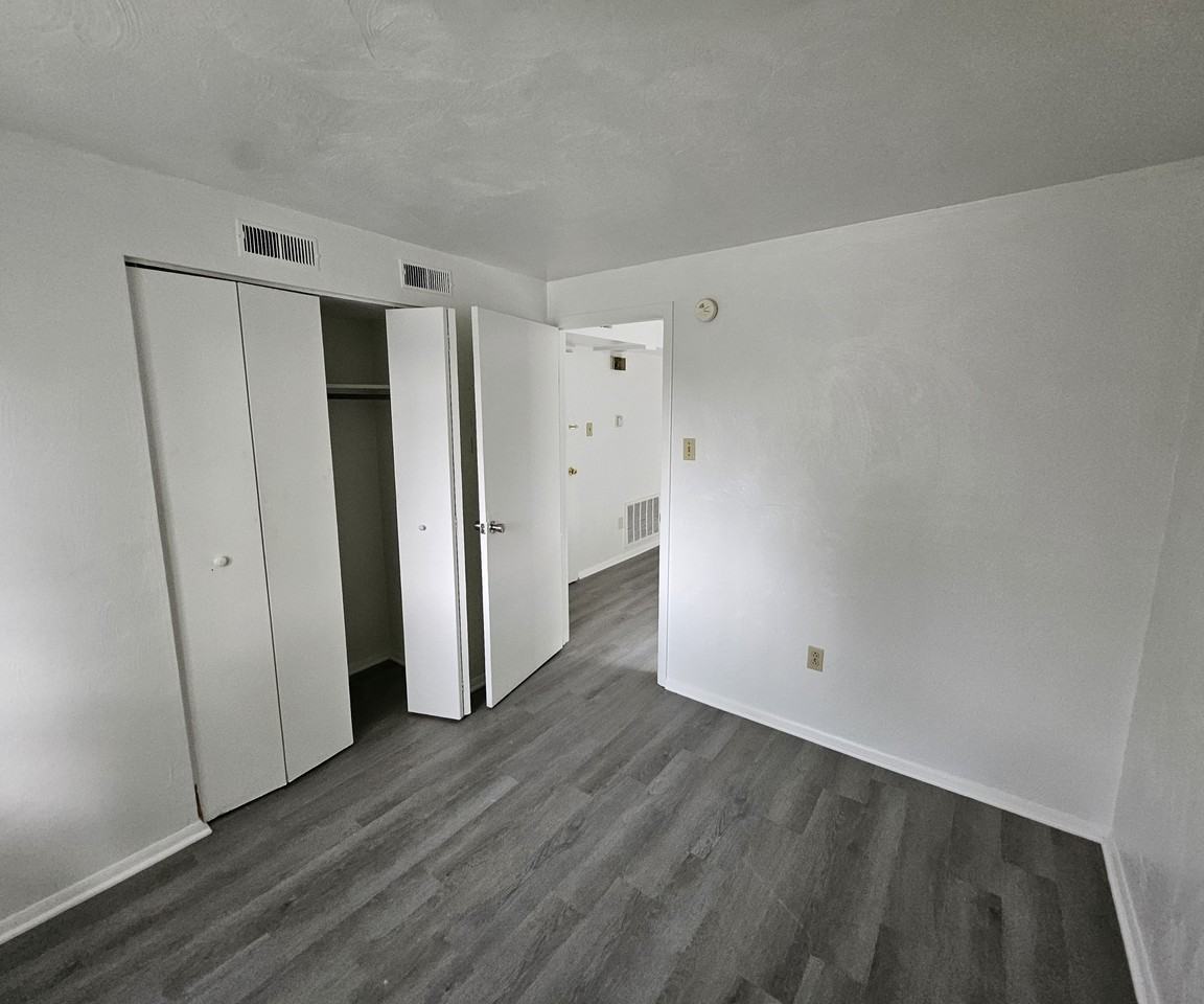 1023 Wallace Ave #4 - Photo 3 of 10