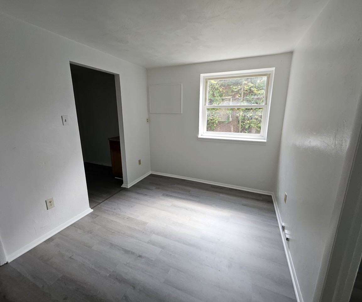 1023 Wallace Ave #4 - Photo 4 of 10