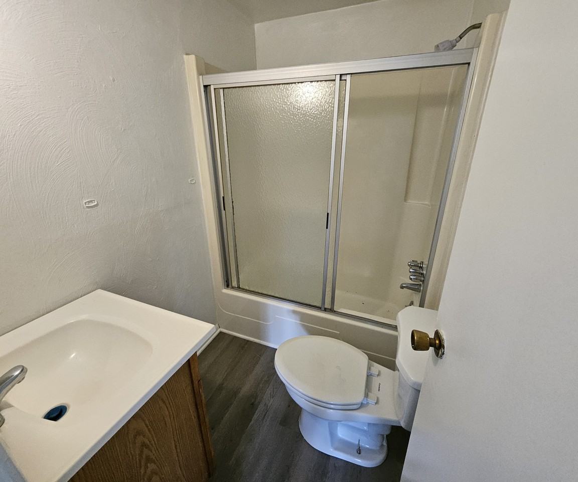 1023 Wallace Ave #4 - Photo 6 of 10