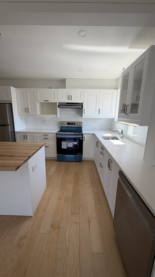 684 Tweedsmuir Ave - Photo 2 of 19