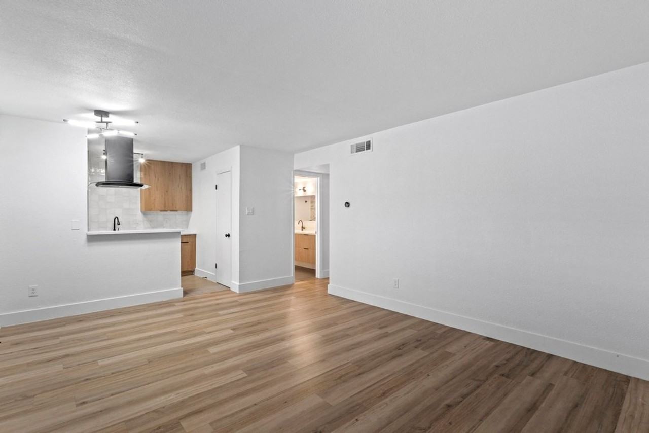 CrestHaus Apartments, LLC - Photo 2 of 18