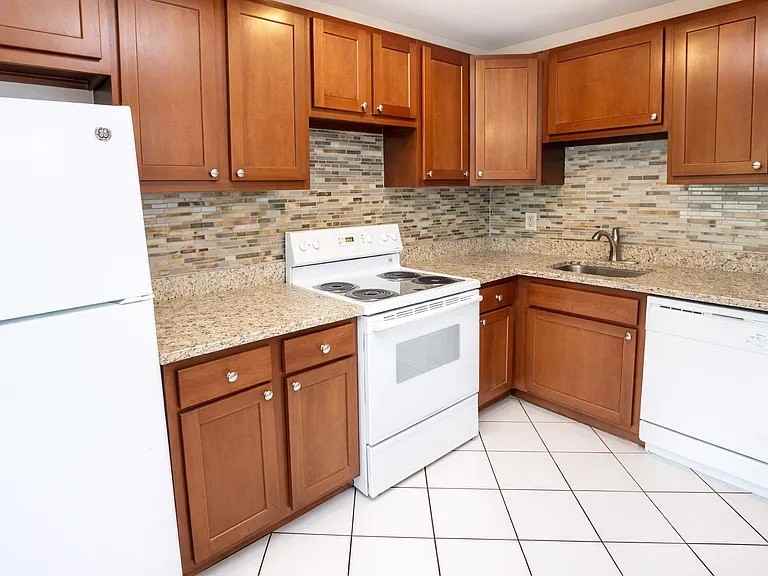 6009 FIFTH AVENUEAPT B-9 #B09 - Photo 4 of 10