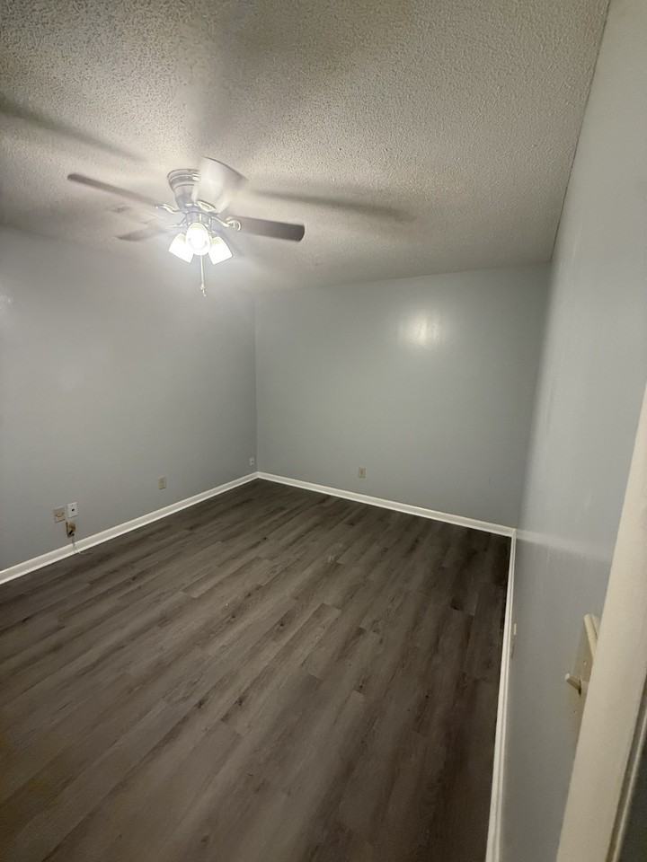137 Stonehedge Dr #1 - Photo 6 of 7
