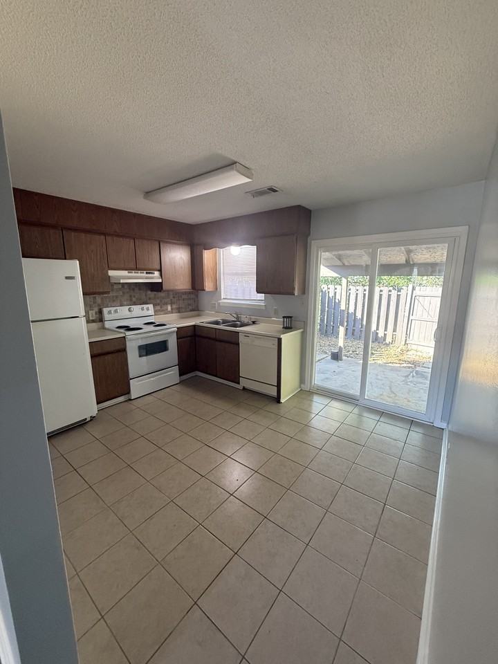 137 Stonehedge Dr #1 - Photo 7 of 7